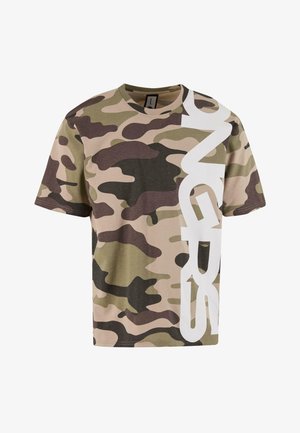 Kameele t-särk tan, rohelise ja pruuniga toonides, millel on suur valge graafiline tekst ühel küljel, valmistatud puuvillast kangast ja standardse lõikega.