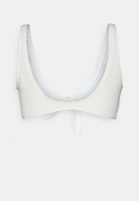 Top de bikini branco, texturizado, com alças largas, decote em forma de U e fecho nas costas para ajuste. Forro interior suave.
