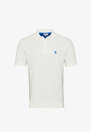 Polo shirt blanc en coton avec un col bleu, des manches courtes et un petit logo de cheval bleu sur la poitrine gauche.
