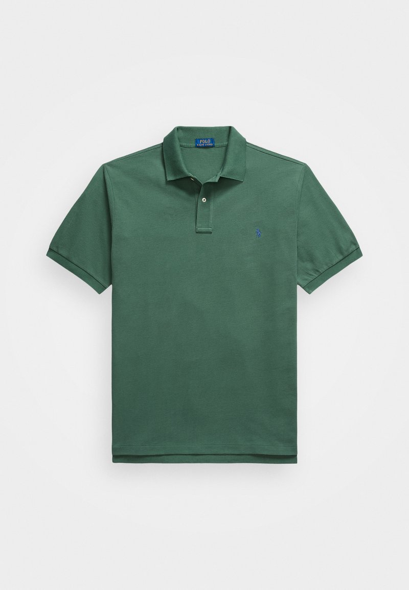 Grünes Polohemd mit klassischem Kragen, kurzen Ärmeln und einem kleinen blauen Logo auf der linken Brust. Aus glattem Baumwollstoff gefertigt.