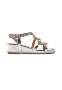 Sandalo wedge metallico argento con accenti decorativi in strass e più cinturini. Design open-toe, soletta imbottita e suola in gomma.