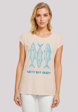 Hellbeige Baumwoll-T-Shirt mit einem grafik von drei blauen Fischen und dem Text "SALTY BUT SWEET" in Blau, lässiger Schnitt, kurze Ärmel.