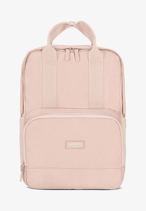 Lyserød rygsæk med to top-håndtag, justerbare skulderstropper, frontlomme med lynlås og logo-patch. Glat stofstruktur.