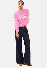 Niewybrane, pink amore slogan