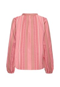 Blouse rose à manches longues avec des rayures géométriques verticales en rouge, blanc et beige, avec des poignets froncés et un col sans col.