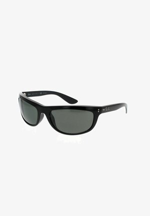 Occhiali da sole neri in plastica con lenti grigie e stile avvolgente. Presentano una finitura liscia e un branding sottile sulla tempia.
