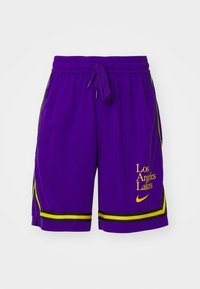 Shorts de basket violets des Los Angeles Lakers avec bordures jaunes et noires, ceinture élastique, cordon de serrage et logo Nike jaune sur la jambe gauche.