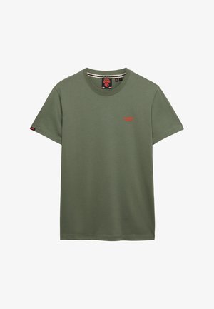 T-shirt vert olive à manches courtes avec col rond, petit logo rouge "Superdry & Co" sur la poitrine et étiquette sur la manche gauche.