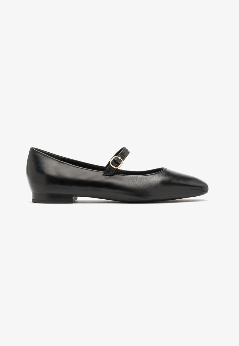 Chaussure plate Mary Jane en cuir noir avec bout pointu et bride ajustable avec boucle dorée sur fond blanc uni.
