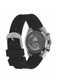 Montre-bracelet Timex avec bracelet en silicone texturé noir, dos en acier inoxydable gravé d'une carte du monde et boucle ardillon argentée.