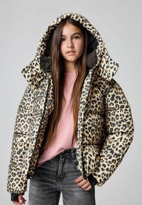 Pudretjakke med leopardmønster og hætte, med polstret design, sorte accenter og en blank finish, båret over en pink skjorte og grå jeans.