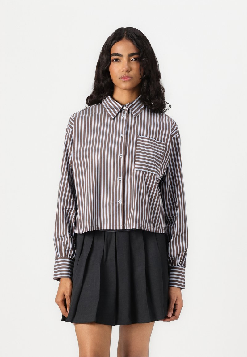 Brun og lyseblåstripet cropped skjorte med knapper, krage og lomme. Lange ermer med belagte mansjetter. Jevn stoftekstur.