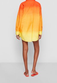 Langärmelig overhemd met een verloop van oranje naar geel, gemaakt van zachte stof. Voorzien van knoopmanchetten en een klassieke kraag.