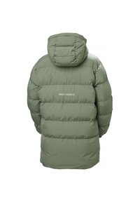Chaqueta de invierno acolchada verde con capucha, que cuenta con secciones acolchadas y un logo en beige en la parte trasera. Textura suave y mangas cerradas.