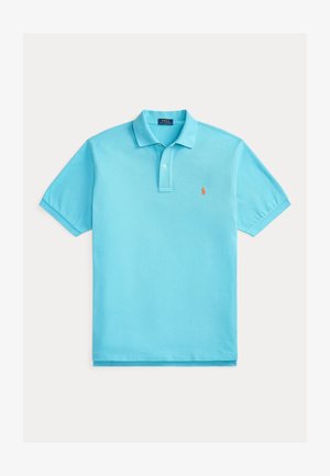 Polo de manga corta azul claro con cuello, tapeta de dos botones y pequeño logo bordado en naranja en el pecho izquierdo.