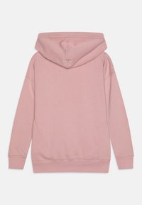 Różowa bluza z kapturem z prostym wzorem, miękkiego materiału, długimi rękawami i kapturem na sznurku. Minimalistyczna, bez widocznych wzorów czy akcentów.