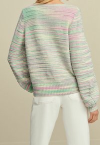 Sweter z dzianiny w pastelowe paski z ribbed u dołu, w odcieniach zieleni, różu i lawendy; długie rękawy o lekko puszystym kroju oraz opadające ramiona.