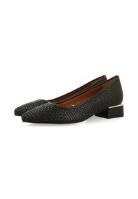 Mocasines de cuero trenzado negro con puntera afilada, tacón bajo y un interior suave. Presenta un sutil detalle dorado en el tacón.