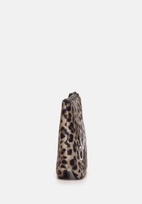 Pochette a stampa leopardata con design piatto, realizzata in materiale morbido, dotata di chiusura con zip e dettaglio del logo ricamato in bianco sulla parte anteriore.