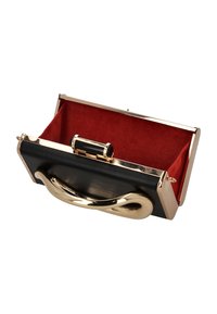Bolso de mano negro con asa metálica dorada, con un forro interior rojo y cierre de broche. Textura suave, forma rectangular estructurada.