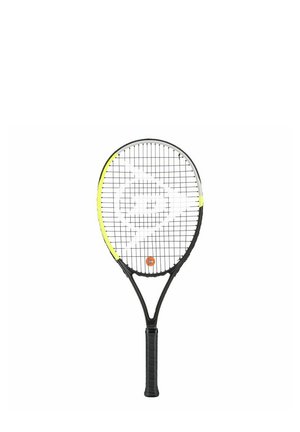 Raqueta de tenis con una cabeza ovalada, marco negro, acentos en amarillo y un agarre negro texturizado. Presenta un patrón de cuerdas entrecruzadas.