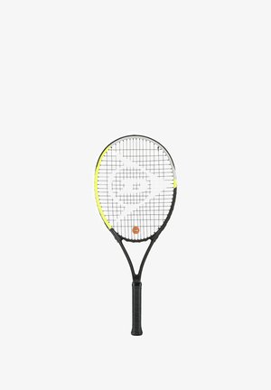 Tennisracket met een ovale kop, zwart frame, gele accenten en een gestructureerde zwarte grip. Bevat een kruislings patroon voor de snaren.