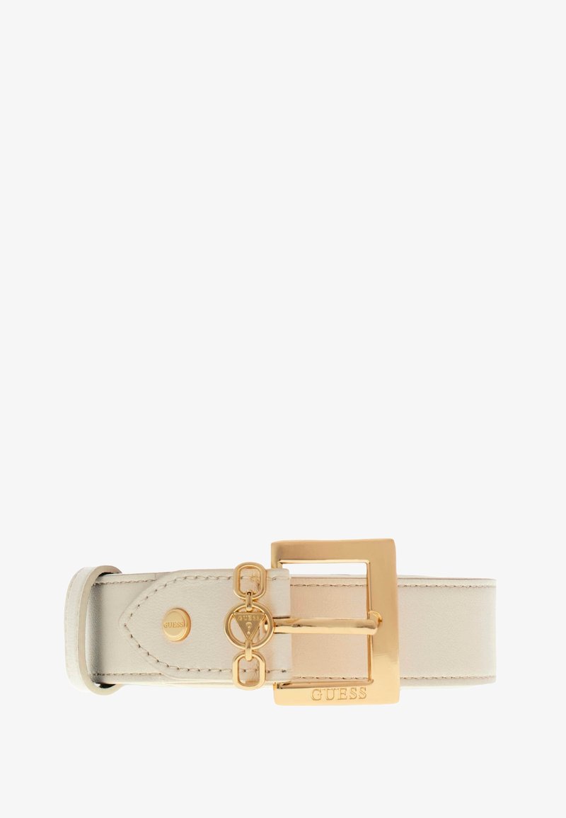 Ceinture en faux cuir beige avec une boucle carrée en tonalité or, un accent chaîne et un détail de logo en relief. Texture lisse et design minimaliste.