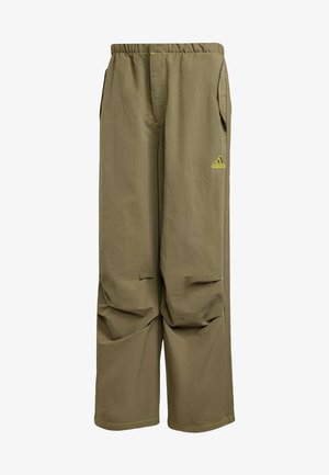 Pantaloni lejeri de culoare verde măsliniu, cu talie elastică, buzunare laterale și cusături galbene contrastante, având detaliul logo-ului Adidas.