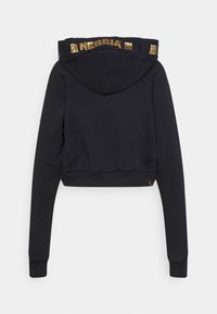 Sweat à capuche noir raccourci avec une texture douce, ornée de lettres dorées sur la capuche, et des poignets et ourlet côtelés.