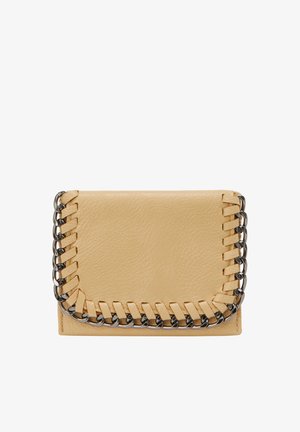 Gul læderpung med et kædestingsdesign langs kanterne, i en glat tekstur og med foldet klaplukning.