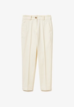 Pantalones confeccionados color crema con trabillas para el cinturón, bolsillos laterales, cierre frontal con botón y diseño estrecho y entallado en la pierna.