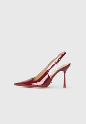 Escarpin slingback verni bordeaux avec un talon aiguille, un bout pointu et une sangle à boucle en argent réglable, présenté sur fond blanc.
