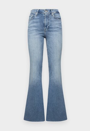 Jeans de tiro alto y campana en denim de color azul claro con un efecto de degradado. Cuenta con cinco bolsillos y un cierre frontal con botón.