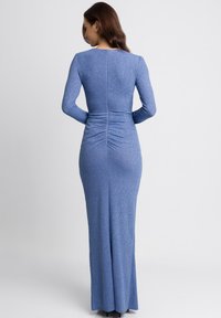 Długo-sleeve, dopasowana sukienka w jasnoniebieskim kolorze z subtelnym błyskiem. Posiada marszczenie z tyłu i elegancką sylwetkę sięgającą podłogi.