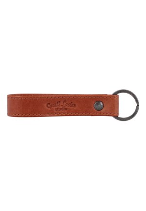 Braunes Leder-Schlüsselband mit Metallniete und Ring, geprägt mit den Worten "Craft Leather studio" in der Mitte.