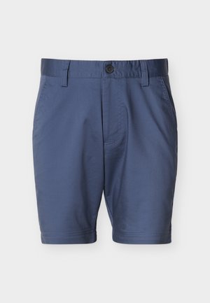 Pantalones cortos para hombre azul marino de longitud hasta la rodilla con cierre de botones, trabillas para cinturón y bolsillos laterales, mostrados sobre un fondo liso.