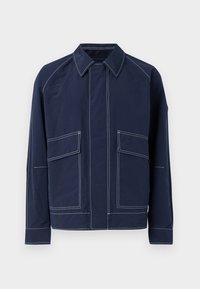 Mornarsko modra jakna z ovratnikom, dvema velikima sprednjima žepoma, kontrastnim belim šivi in sproščenim krojem. Narejena iz lahkega materiala.