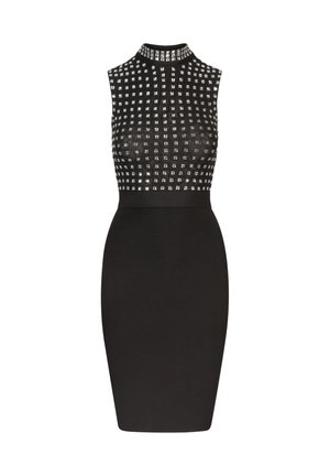 Czarna dopasowana sukienka z wysokim dekoltem i bezrękawowym fasonem, z metalowymi ćwiekami na górnej części i gładką dolną spódnicą.