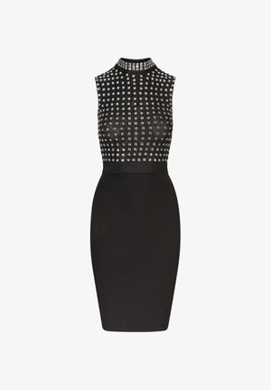 Abito nero aderente con collo alto e design senza maniche, caratterizzato da un busto metallicamente chiodato e una gonna inferiore liscia.