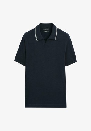 Marineblå polo i bomuld med klassisk krave, korte ærmer og hvide accentstriber langs kraven. Piquetstruktur.