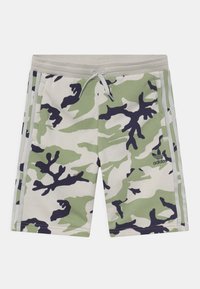 Gröna och beige camouflageshorts med marinblå detaljer, elastisk midja med dragsko och vita sidosträck. Adidas-logotyp på framkanten till vänster.