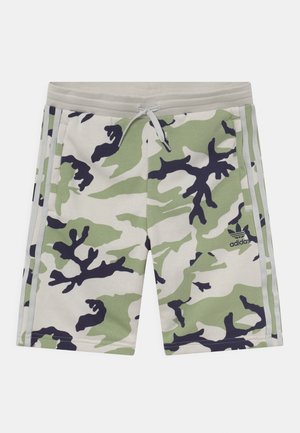 Bermuda camouflage verde e beige con accenti blu navy, vita elastica con coulisse e strisce laterali bianche. Logo Adidas sul lato sinistro anteriore.