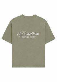 Tricou din bumbac de culoare verde măsliniu, cu mâneci scurte, având inscrit "Prohibited Social Club" în litere albe, atât cu scris cursiv cât și cu litere bloc, pe spate.