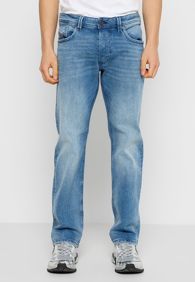 Hellblaue Denim-Jeans mit geradem Bein, ausgestattet mit einem klassischen Fünf-Taschen-Design und subtiler Ausbleichung für einen getragenen Look.