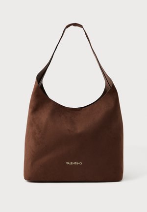 Ruskea mokkanahkainen hobo-laukku, jossa on yksi olkahihna ja yksinkertainen, koristelematon muotoilu. Alhaalla on kultainen "Valentino"-logo.