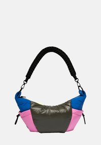 Sac à main rembourré coloré avec un design en blocs de couleurs bleu, vert, rose et gris. Comprend une anse tressée noire et des zips sur les côtés.