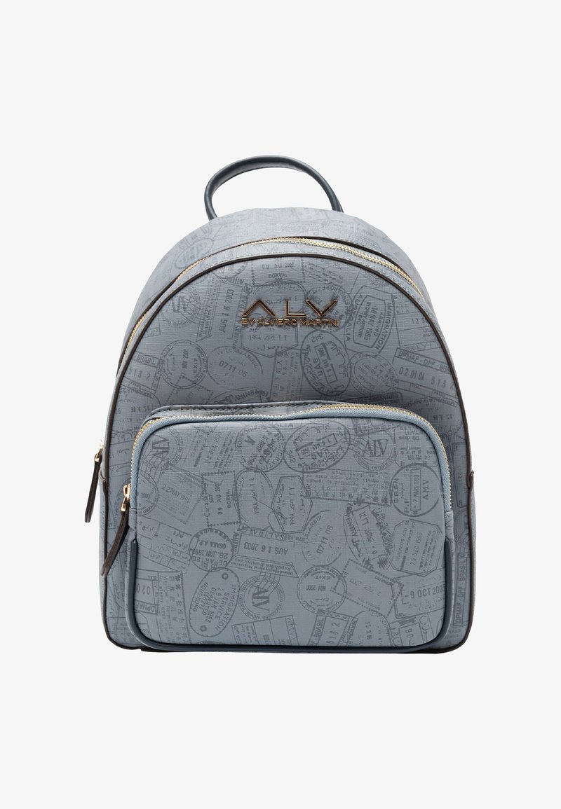 Zaino grigio con superficie strutturata che presenta un motivo di timbri di viaggio. Dispone di un vano principale con cerniera e di una tasca frontale con cerniera. Dettagli in metallo color oro.