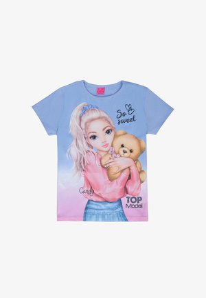 T-shirt in cotone blu chiaro con una grafica di una ragazza che tiene in mano un orsetto di peluche, con testo "So sweet" e dettagli rosa.