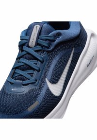Modra tekaška čevlja Nike Stellar Ride z zgornjim delom iz mrežice v modri in beli barvi, belim logotipom Swoosh, modrimi vezalkami in belo oblazinjeno podplatom ComfRide.