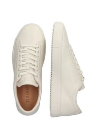 Witte leren sneakers met een gladde textuur, ronde neus en platte zool. Heeft een vetersluiting en subtiele branding op de tong.